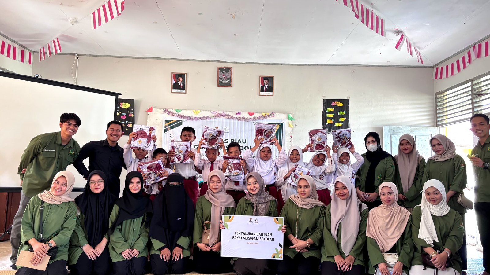 GRITY-Z GOES TO SCHOOL: MAHASISWA PENERIMA BEASISWA BAZNAS RIAU BERBAGI KEPADA SDN 020 PANGKALAN BARU