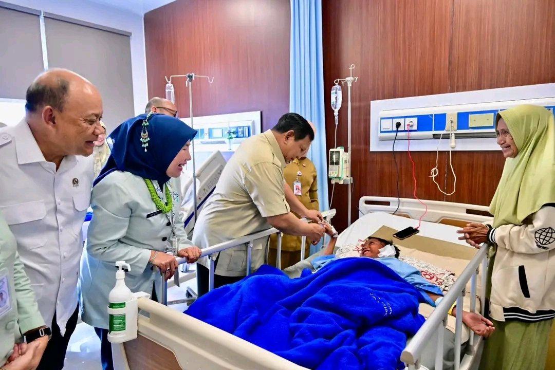 Presiden Prabowo Jenguk Korban Kecelakaan di RSUD Koja, Tiga Pasien Masih Dirawat Intensif